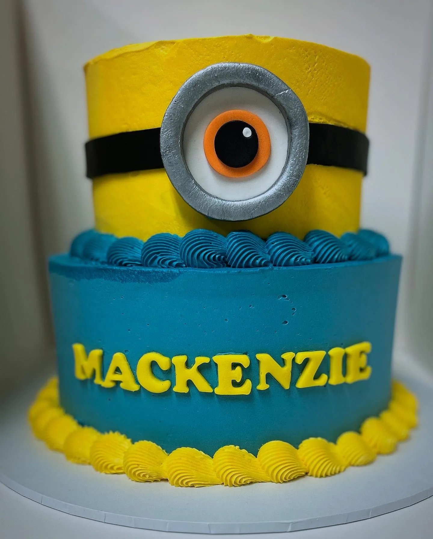 A 'Despicable Me'-themed blue and yellow Minion birthday cake